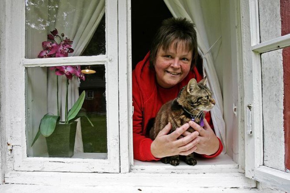 En trogen deltagare på Lena Thornanders skrattgympa är katten Missemums: ?Hon jamar i god tid innan det är dags att gå ut i trädgården för ett skrattgympapass. Hon gillar det här!?