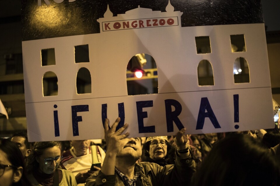 Demonstration till stöd för president Vizcarra i Lima på måndagen.