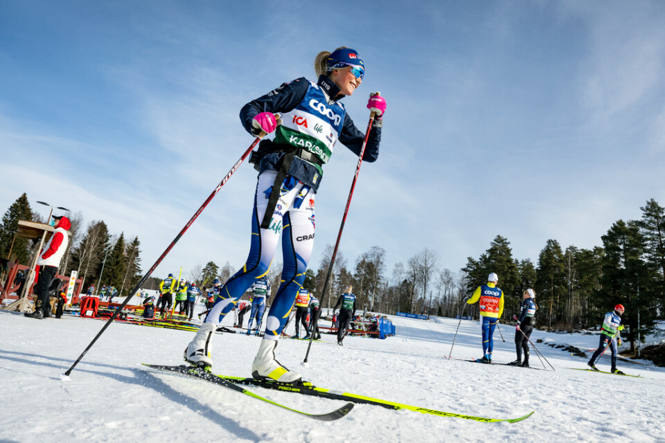 Skidstjärnan Frida Karlsson testar skidor i Falun. Arkivbild