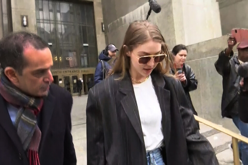 Gigi Hadid på väg ut från rätten på Manhattan i New York.