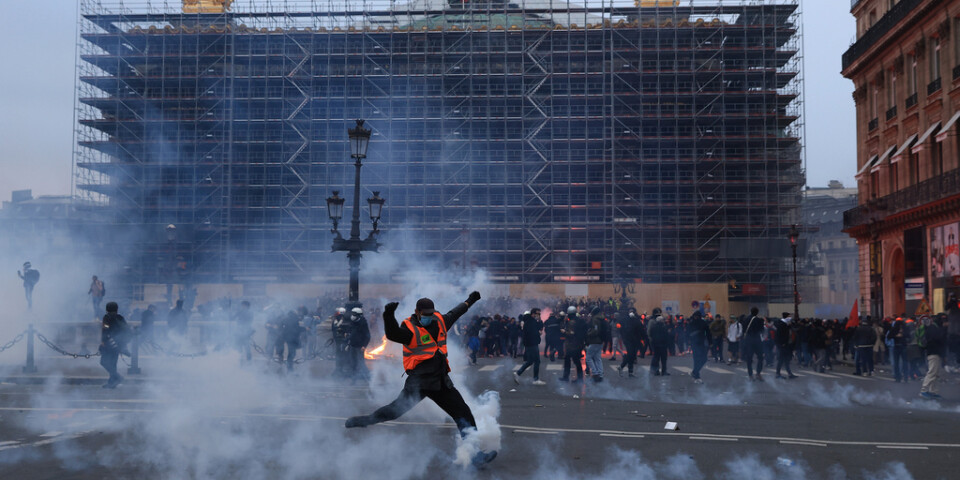 Tårgas framför operan i Paris i samband med torsdagens protester.
