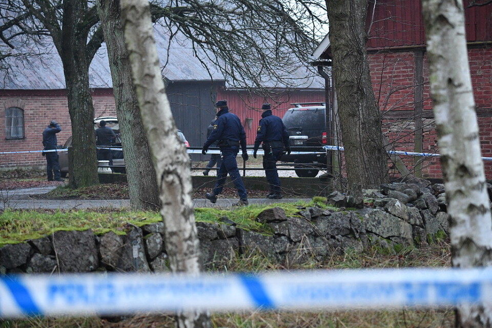 Polis gör ett tillslag på en gård utanför Hässleholm efter en explosion på Hässleholms Tekniska skola som inträffade före jul förra året. En man i 20-årsåldern greps och var inledningsvis misstänkt för terrorbrott. Arkivbild.