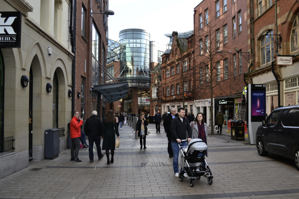 Den ekonomiska uppgången efter orosåren märks tydligt på de nyrenoverade affärsgatorna i centrala Belfast.