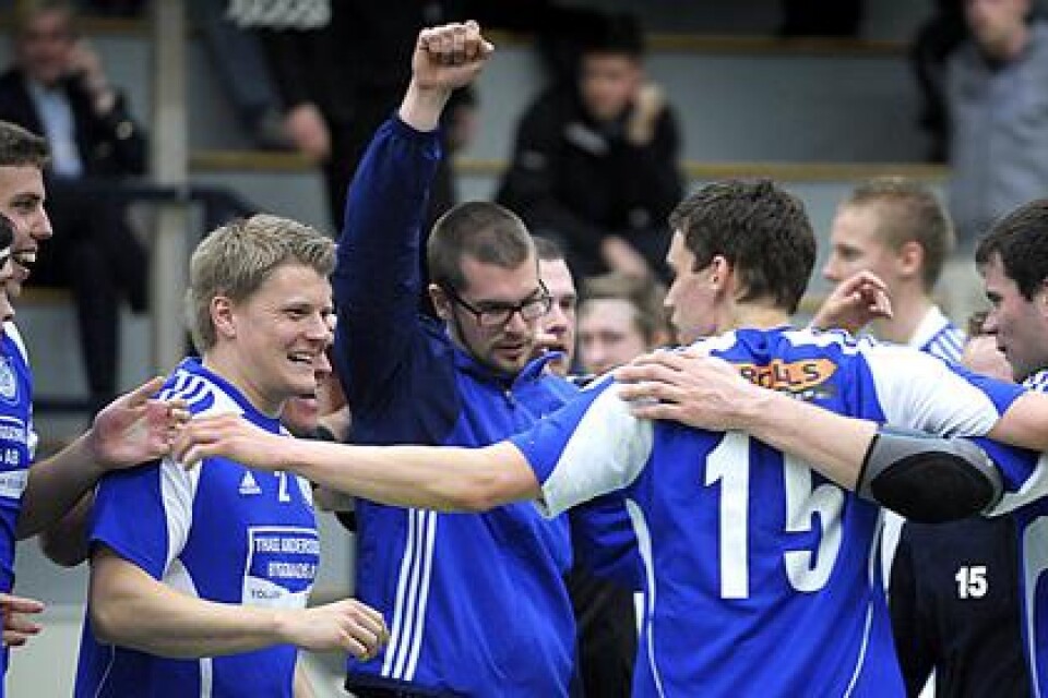 Tollarpsspelarna jublar efter segern mot Flottan och avancemanget till handbollstrean. Bilder: Peter Åklundh