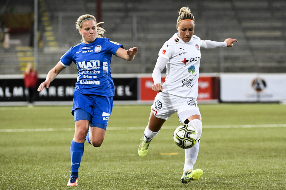 Julia Tunturi, till vänster, gjorde tre mål för Eskilstuna. Arkivbild.
