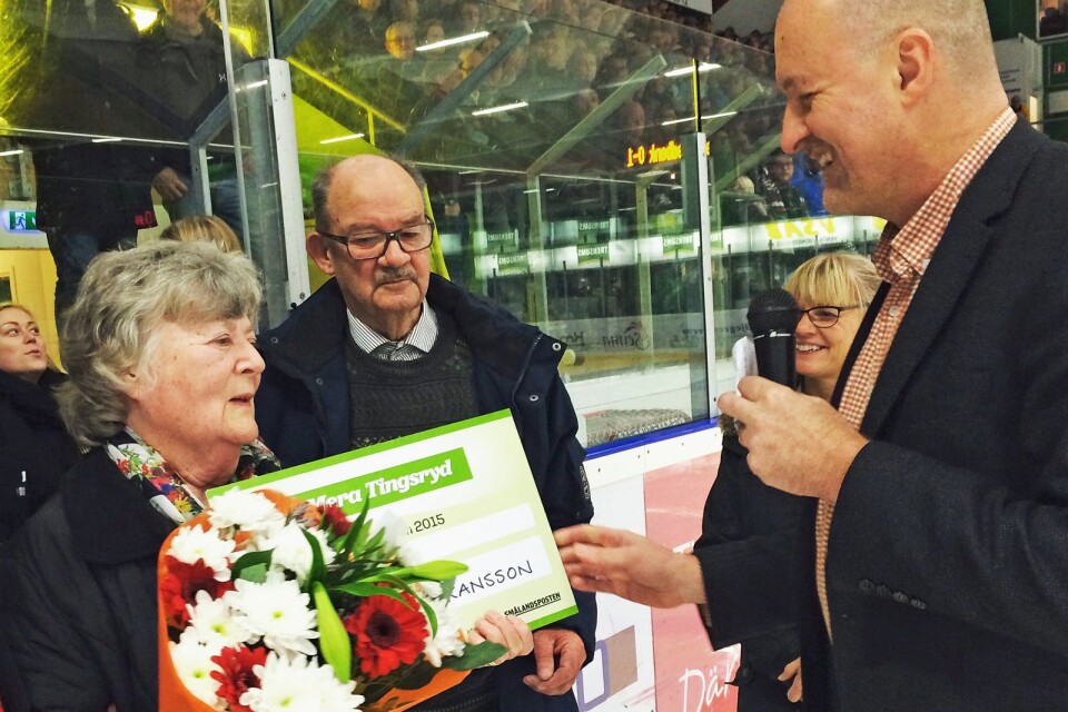 De fick bygdebion i Konga Folkets hus att leva och 2015 uppmärksammades paret Håkansson för sina gärningar även av Smålandsposten, som utsåg Lisa och Leif till årets Mera Tingsryd-stipendiater. Här tar filmrävarna emot segercheck och blommor av SMP:s Johan Persson.