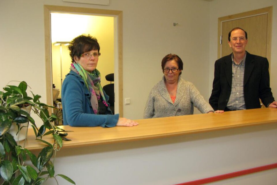 På plats i Migrationsverkets nya kontor finns sedan några dagar Els-Mari Heelge, Angelika Begall och Lennart Lindström.