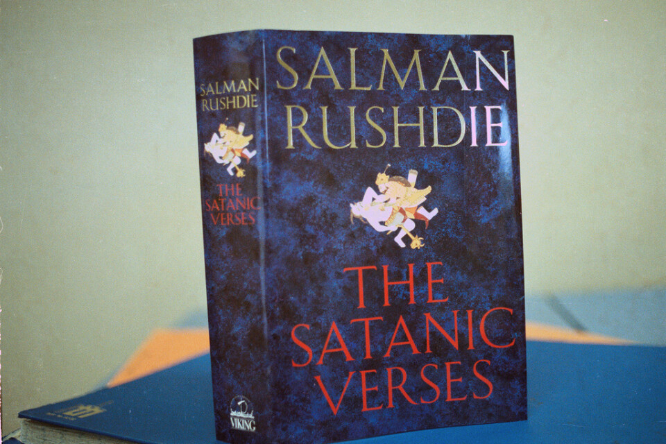 "Satansverserna" toppar flera bokhandlares listor efter fredagens attack på författaren Salman Rushdie.