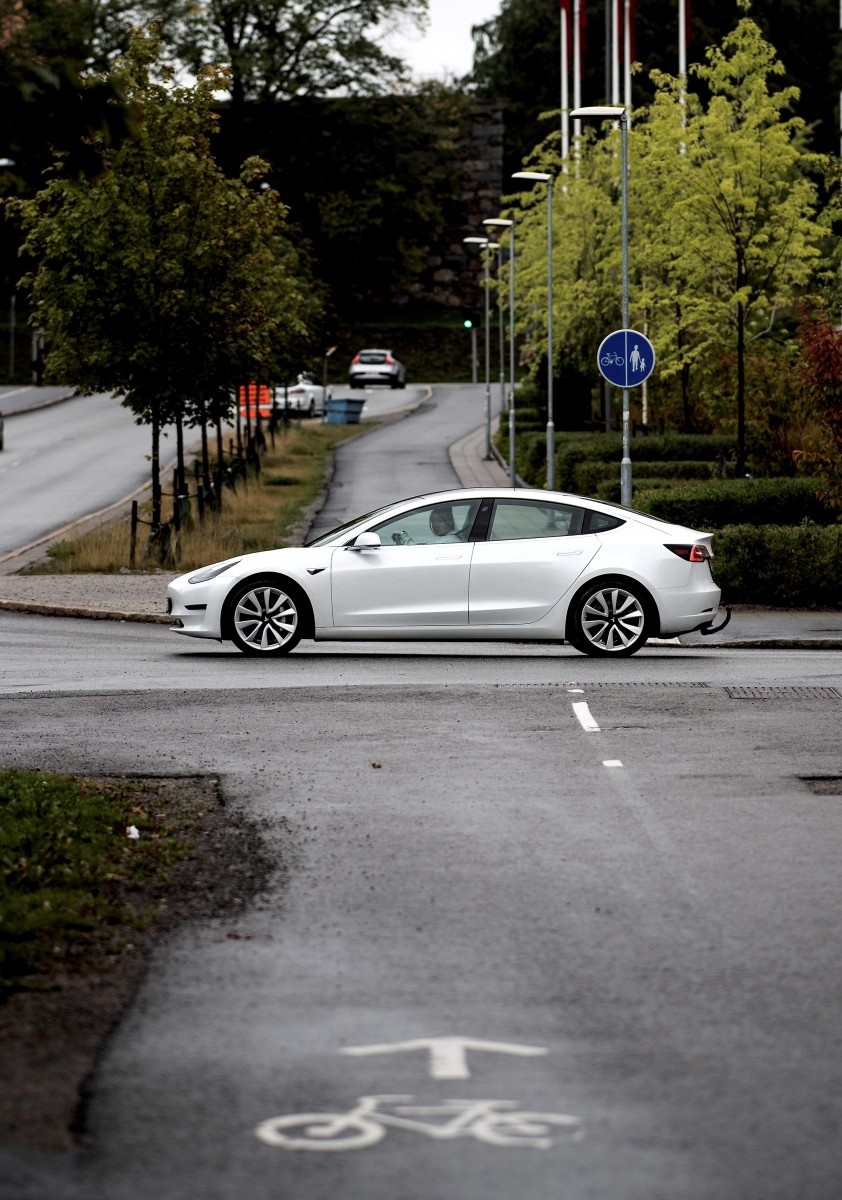 Någon ”elbil för folket” är inte Tesla Model 3, men med tanke på att leveranserna i Sverige kom i gång först under våren är plats 22 i försäljningsstatistiken januari–augusti imponerande.