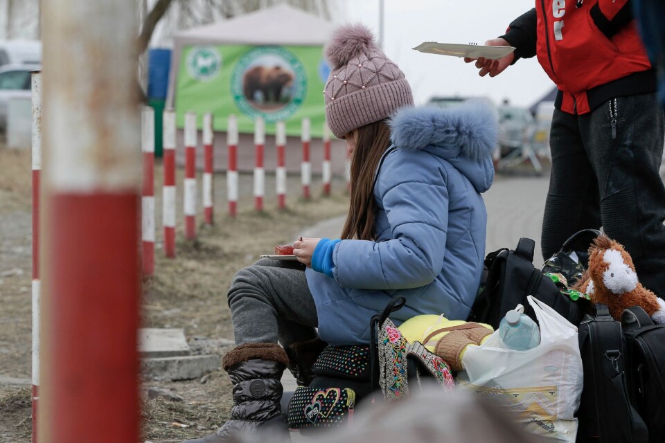 En ung flykting från Ukraina får mat vid polska gränsen i Medyka.