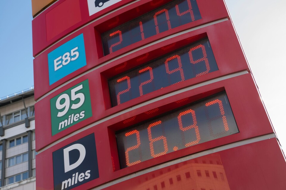 Drivmedelspriserna når nya rekordnivåer. Häromdagen fick bilägare vara beredda att betala närmare 27 kronor för en liter diesel, och på onsdagen är priset runt 28 kronor.