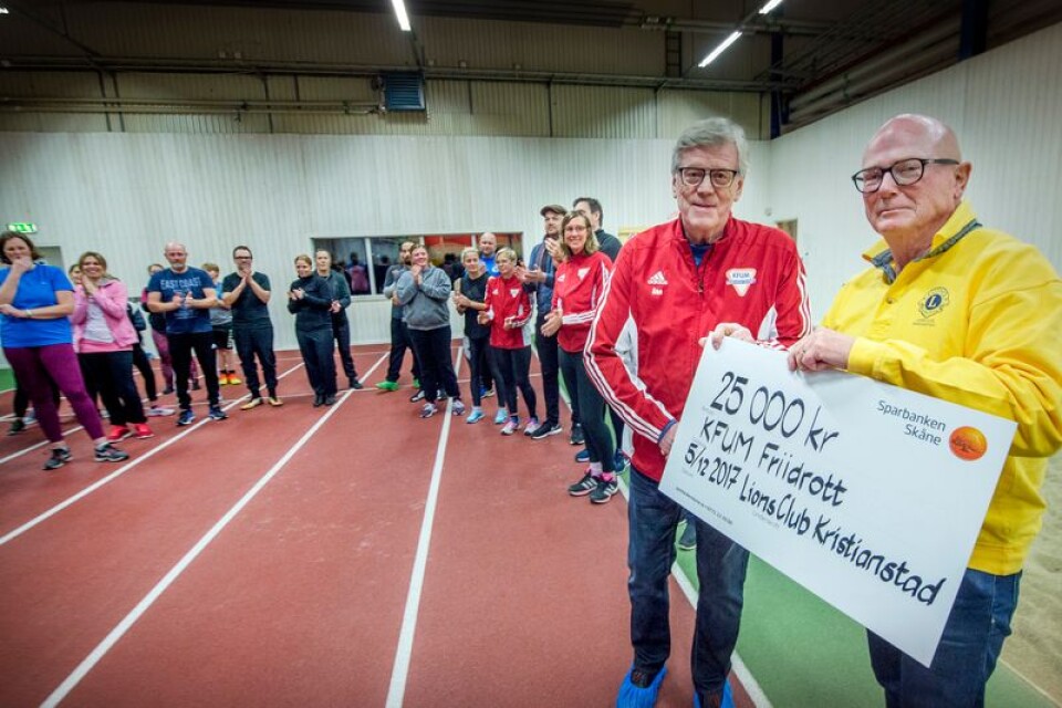 KFUM Kristianstads ordförande Åke Duvander tar emot checken på 25 000 kronor från Lions Club Kristianstads president Thomas Göranson.