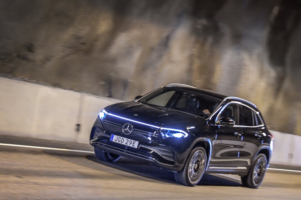 Mercedes elbilar känns igen på de långa svepande ljuslisterna i front och akter samt det blå emblemet EQ.