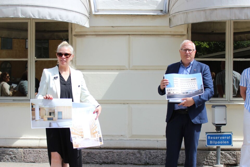 Stadarkitekt Maria Houmann och samhällsbyggnadsnämndens och planutskottets ordförande Peter Akinder (S) visar upp fotografier av psykiatrisjukhuset.