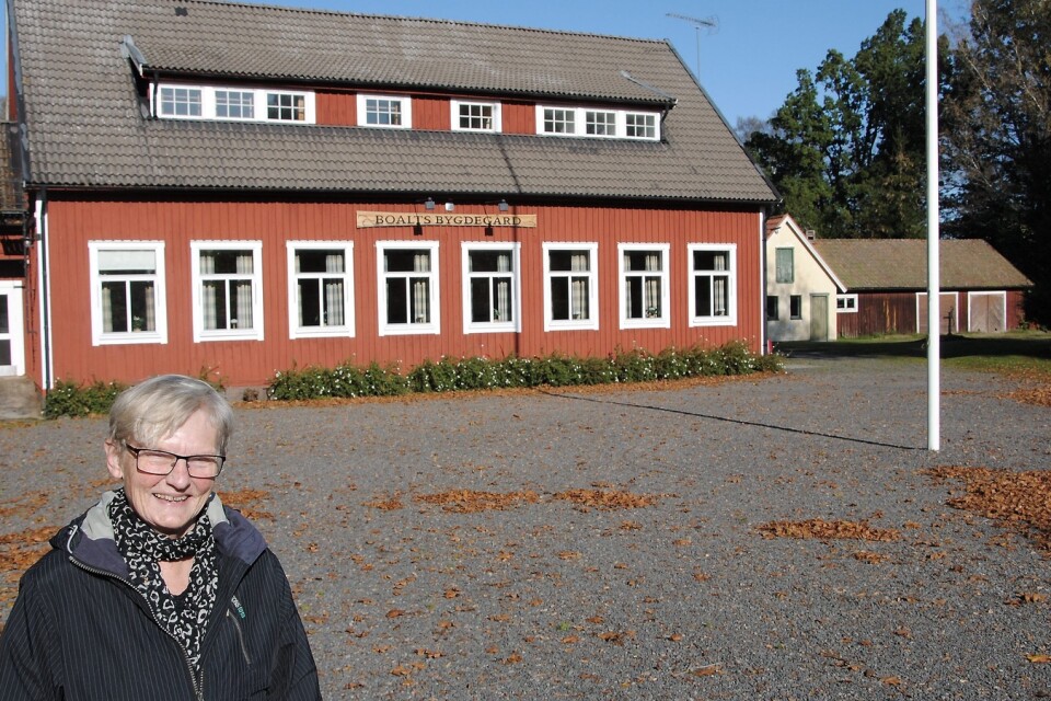 Ingrid Johansson utanför Boalts bygdegård. Foto: Peter Paulsson/Arkiv