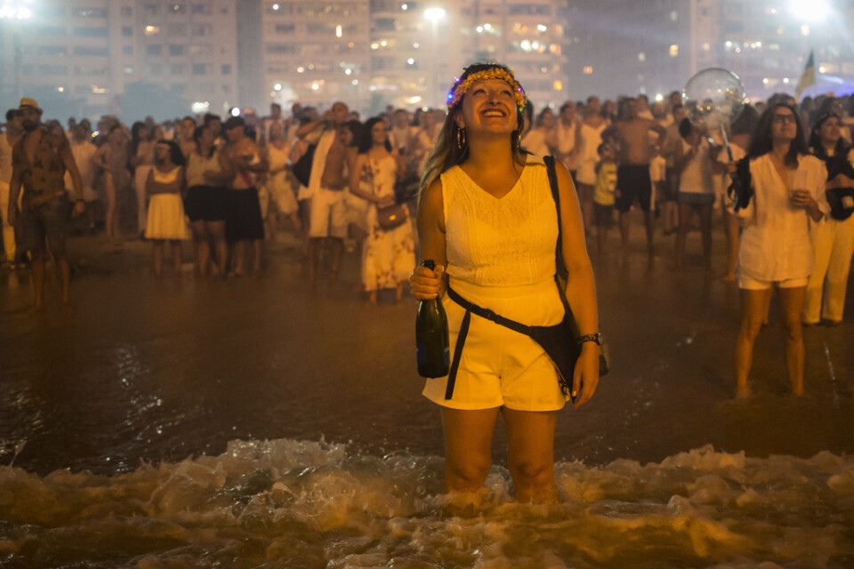 Nyåret skålades in på Copacabana i Rio de Janeiro i Brasilien, under skenet från en pyroteknisk föreställning.