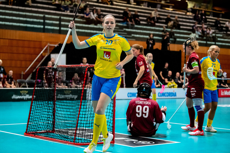 Stephanie Boberg jublar efter ett av Sveriges 16 mål i storsegern mot Lettland under innebandy-VM i Schweiz.
