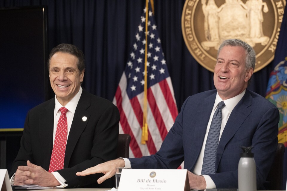 New Yorks guvernör Andrew Cuomo (till vänster) och borgmästare Bill de Blasio på en presskonferens i början av mars. Numera framträder de sällan tillsammans och minerna är inte särskilt muntra.