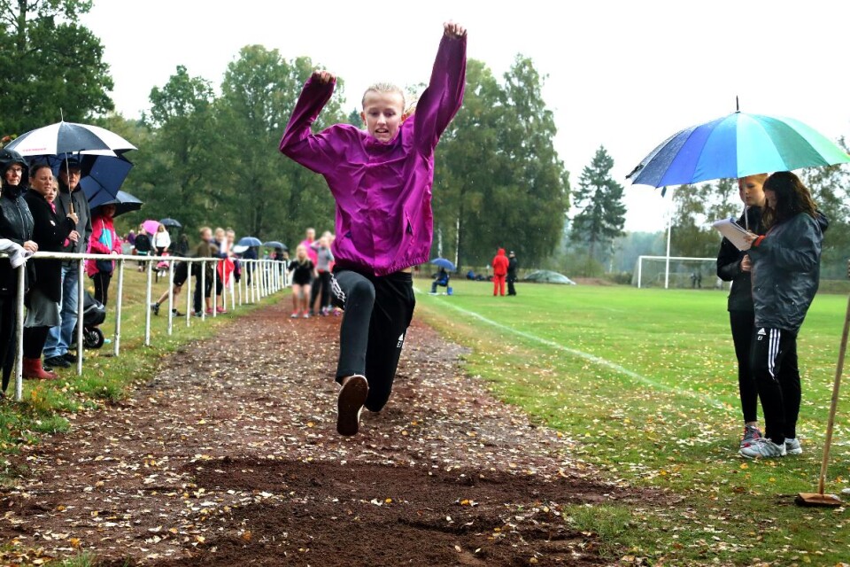 1 Ellen Josefsson från Pårydsskolan har bra fart i längdhoppet och flyger 3,15 meter i den regntunga Pårydsluften. Foto: Anders Johansson