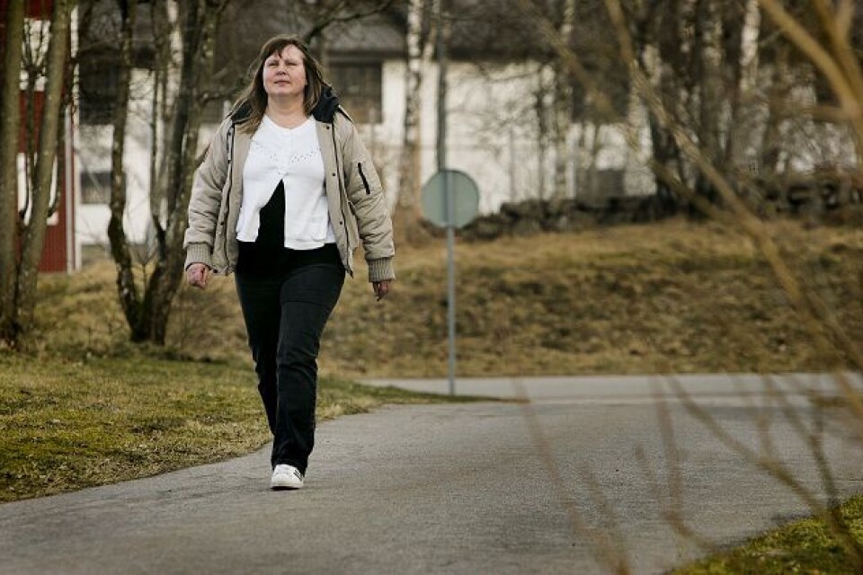 Carina Eriksson är utan jobb. Förutom att söka arbete ägnar hon dagarna bland annat åt att promenera och ta hand om hushållet. Foto: PATRIC BERG
