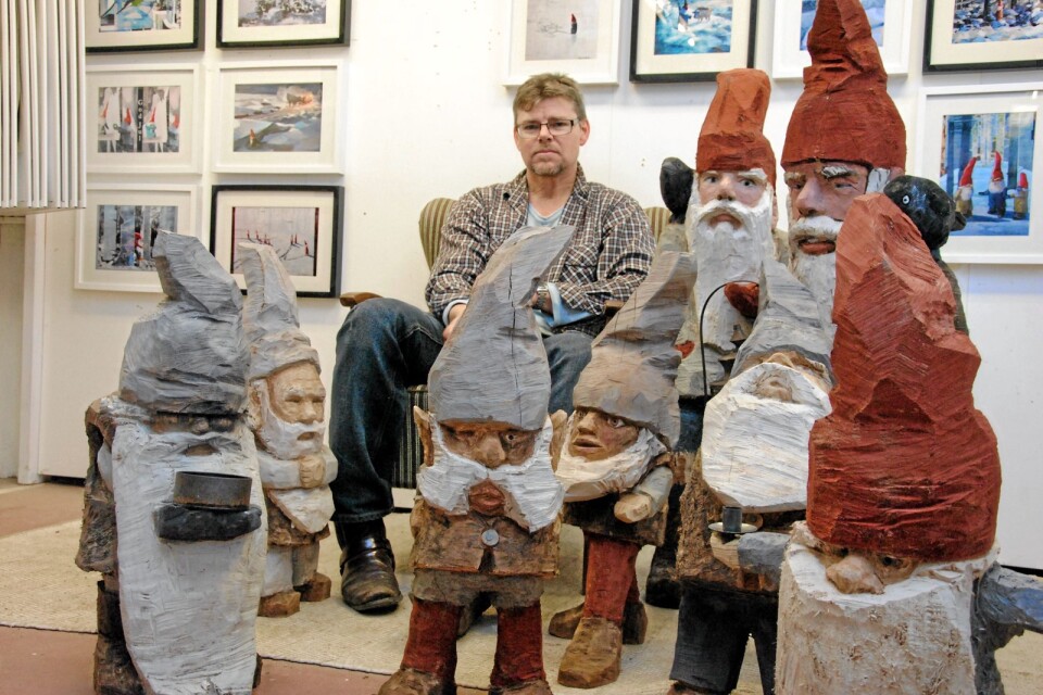 Konstnären Sven-Ingvar Johansson har tillverkat flera tomtar i trä. Nu har en av hans jultomtar stulits. ARKIVBILD