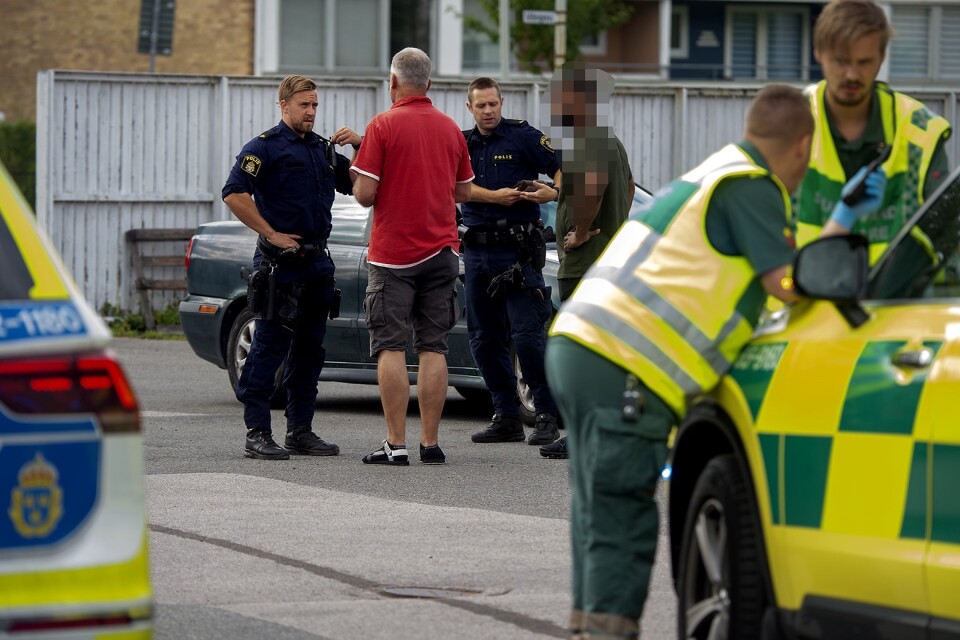 En stor mängd poliser och ambulanspersonal på plats på Gamlegården, den 3 augusti.