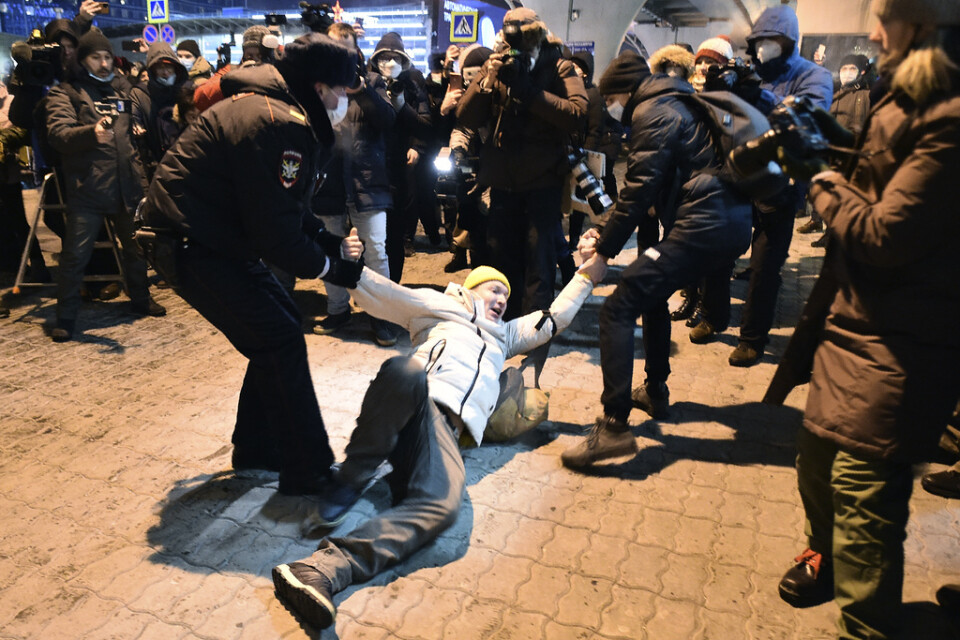 Poliser griper en man på Vnukovo-flygplatsen inför det att Aleksej Navalnyj väntades landa där.