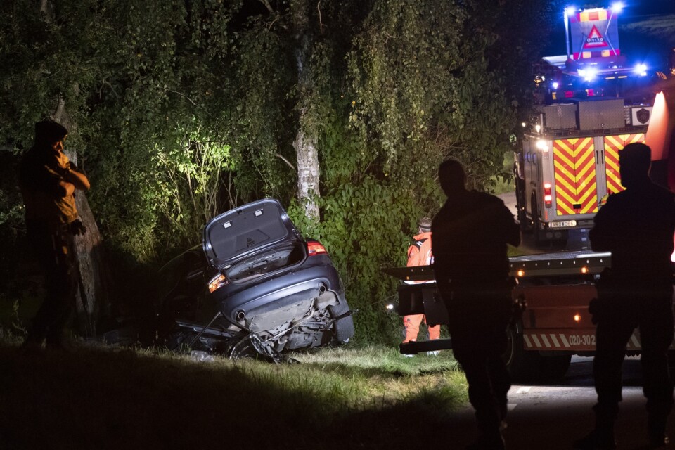 Bärgare, räddningsresurser och polis på plats på länsväg 832 mellan Skabersjöby och Torup öster om Malmö efter att en bil kört av vägen och in i ett träd på torsdagskvällen. Tre personer fanns i bilen vid olyckstillfället.