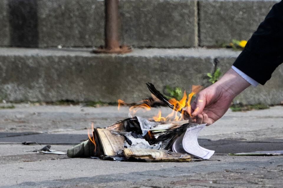 Bild från maj 2022, då den högerextrema politikern Rasmus Paludan brände en Koran i Västerås. Arkivbild.