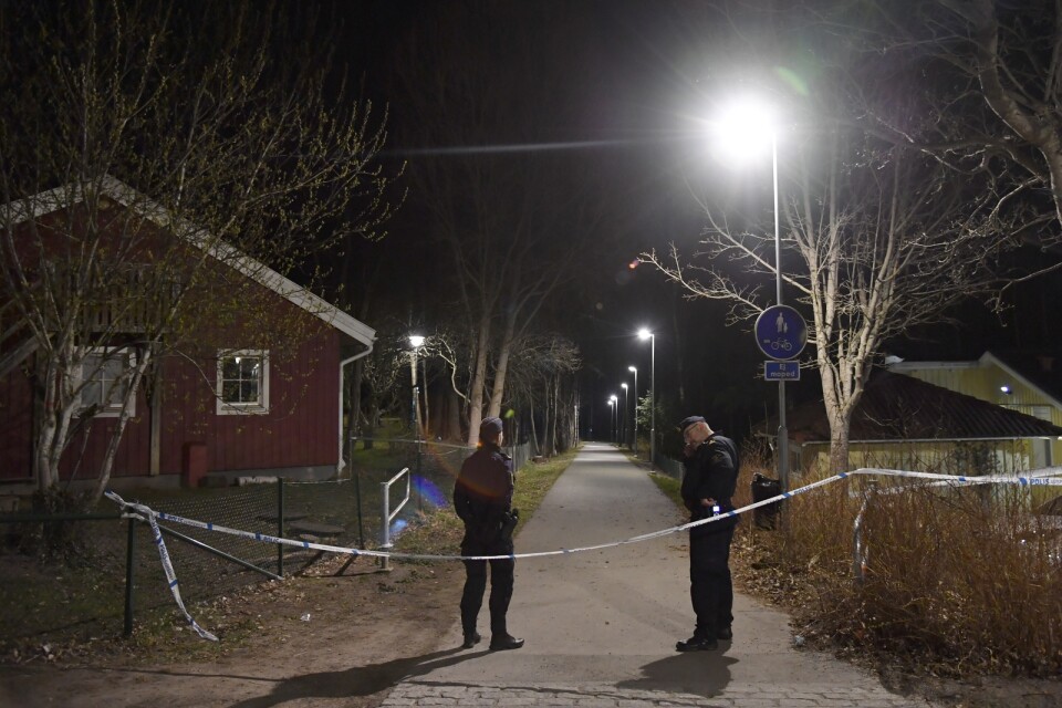 En man i 20-årsåldern sköts i Märsta norr om Stockholm.