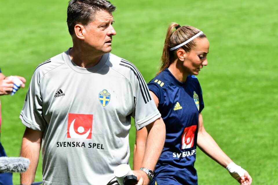 Landslagsläkaren Mats Börjesson och mittfältaren Kosovare Asllani under söndagens landslagsträning på Guldfågeln arena i Kalmar.