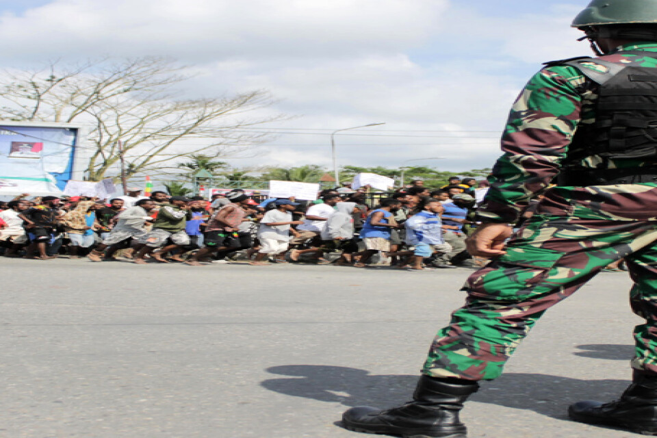 Indonesiska soldater intill en demonstration i Timika i provinsen Papua i augusti. Arkivbild.