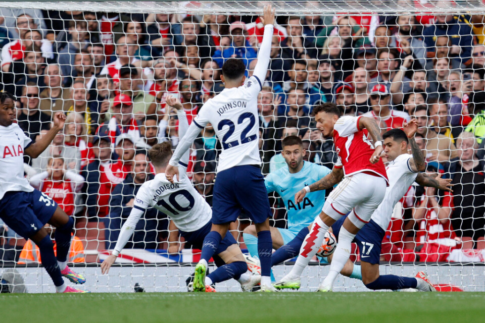 Tottenhams Cristian Romero "räddade" Ben Whites skott på mål med armen och ordnade straff för Arsenal.