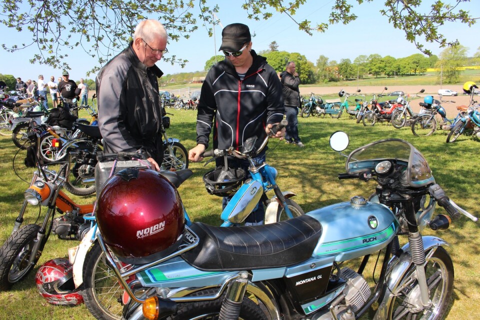 Tony Sund och Andreas Sund från Nybro diskuterar mopederna de snart ska köra rally med.