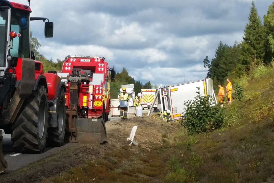 Räddningstjänsten lyckades samla in 300 av de 1 000 liter som läckte ut när lastbilen välte.