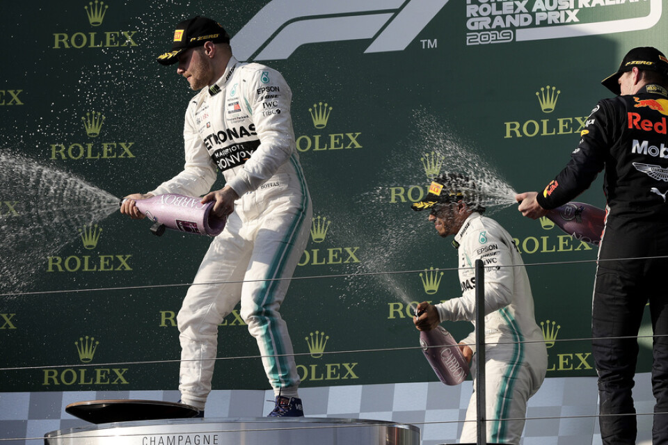 Valtteri Bottas, Lewis Hamilton och Max Verstappen firar med bubbel efter fjolårets F1-premiär i Melbourne. Några sådana scener kommer vi inte få se i år.