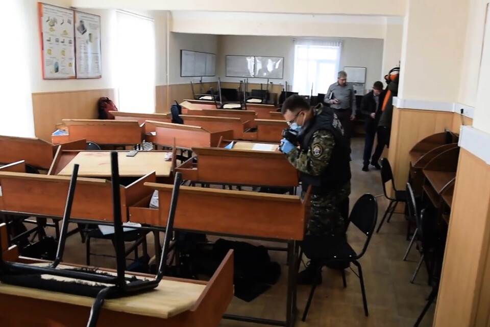 Ryska kriminaltekniker undersöker skolsalen i Blagovesjtjensk där skjutningen ägde rum.