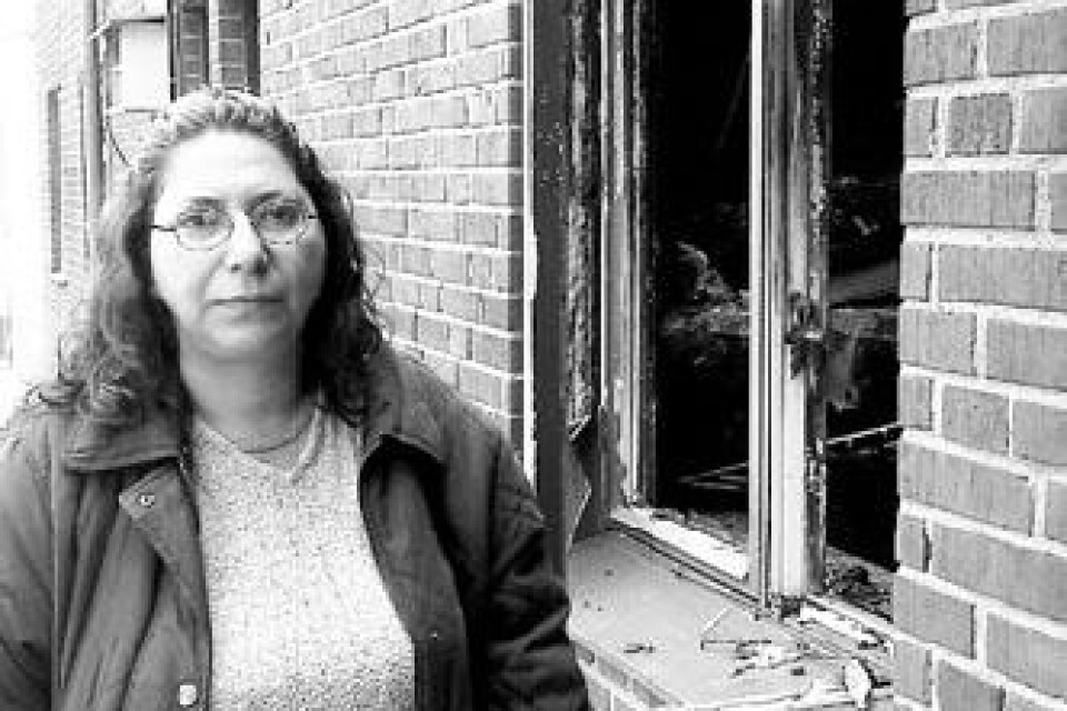 Foto: KARIN ABRAHAMSON Efter branden. Fönstrena är utblåsta, golv och tak har rasat samman. Dörren på baksidan av huset som de använde varje dag är helt kolsvart och röken sticker fortfarande i näsborrarna när man närmar sig huset. Nahid Ghragozlou öppnade videobutik i huset för bara en månad sedan och hon saknade försäkring, säger hon till BLT.