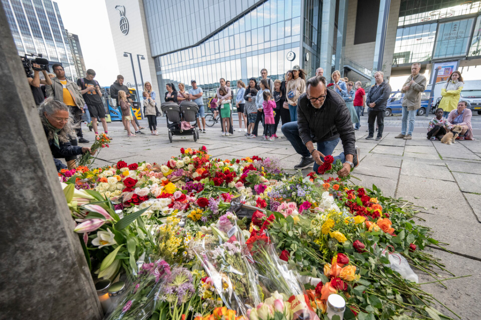 Blommor läggs vid Metrostationen mittemot ingången till köpcentret Fields i Örestad strax utanför Köpenhamn dagen efter skjutningen där tre personer dog. Arkivbild.