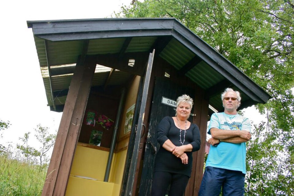 Birgitta och Jan Enestaf anklagar kommunen för att inte sköta städningen av den offentliga toaletten i Bläsinge hamn.
