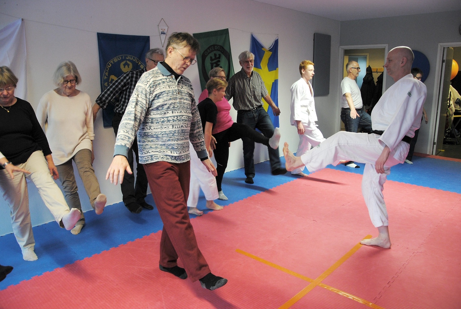 Anders Bengtsson i Knislinge Budoklubb visar olika balansövningar för seniorerna.