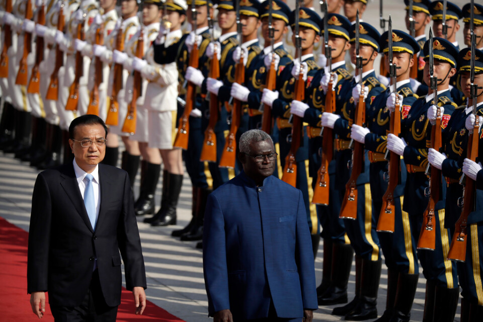 Kina och Salomonöarna har knutit an under flera års tid. Här träffas Kinas premiärminister Li Keqiang och Salomonöarnas premiärminister Manasseh Sogavare i Peking i oktober 2019. Arkivbild.