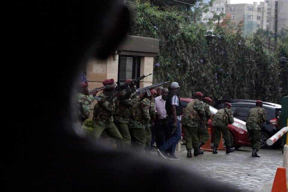 Kenyanska säkerhetsstyrkor i närheten av hotellkomplexet i Nairobi.