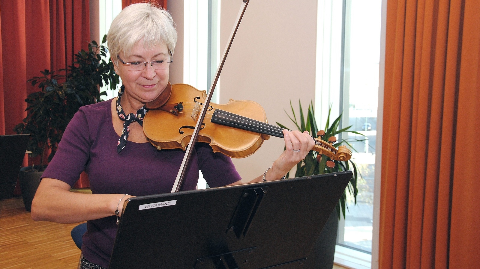Britt Forsströmson har tre fioler, om man räknar med den minivariant hon började med en gång.
Foto: Håkan Jacobsson