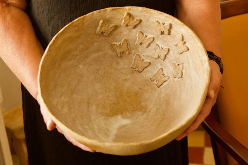 Ing-Britt Carlson, keramik, "Skål med fjärilar".