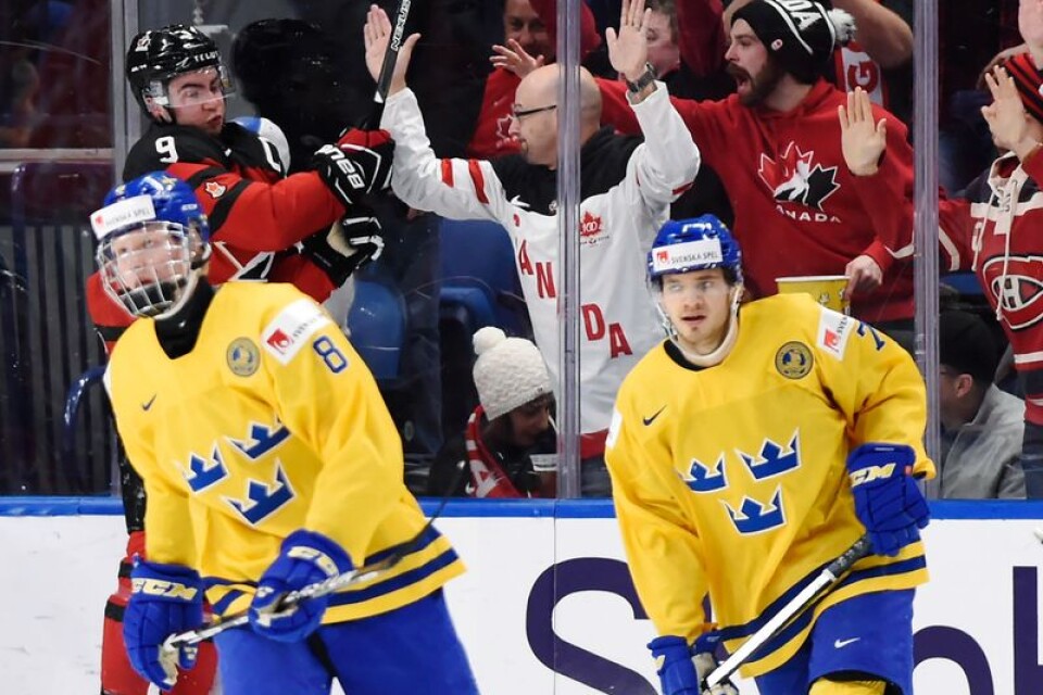 Rasmus Dahlin och Timothy Liljegren deppar efter Kanadas första mål i finalen.
