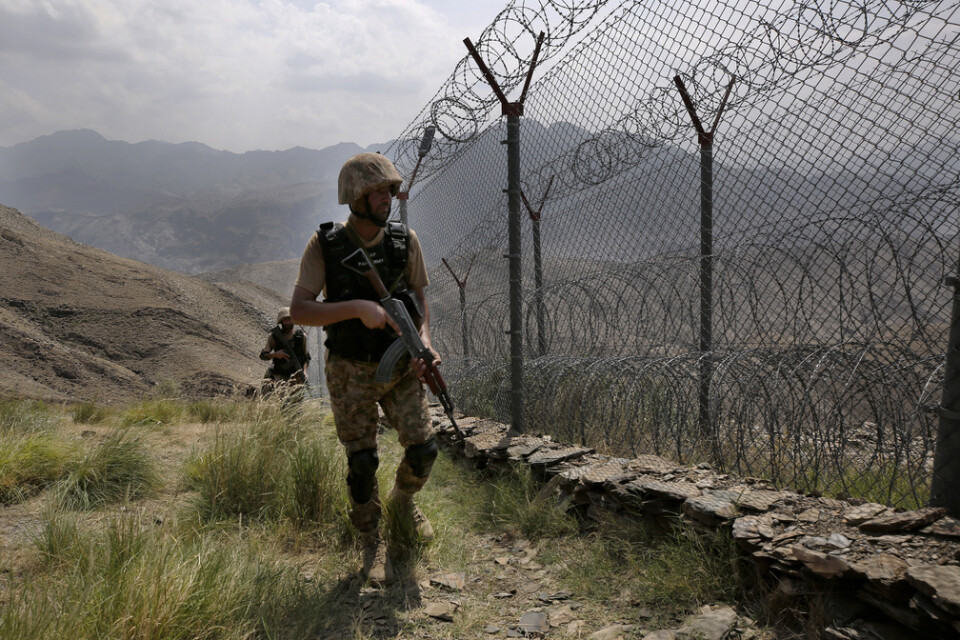 Pakistanska armén patrullerar längs med ett gränsstängsel mot Afghanistan i Khyberdistriktet tidigare i augusti. Gränsen är nu stängslad till 90 procent, sade pakistansk militär nyligen. Syftet sägs vara att förhindra attacker från båda sidor.