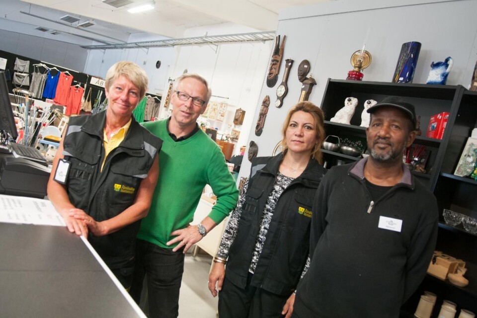Handläggarna Ann Hjärtensköld och Christer Lennartson tillsammans med två av de anställda, Janan Ghasimi och Mahamad Ali. Foto: Axel Hilleskog
