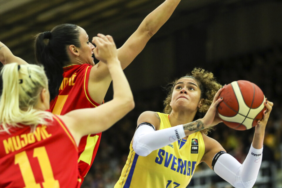 Amanda Zahui och de andra svenskorna får kvala till basket-EM i en coronasäker bubbla. Arkivbild.