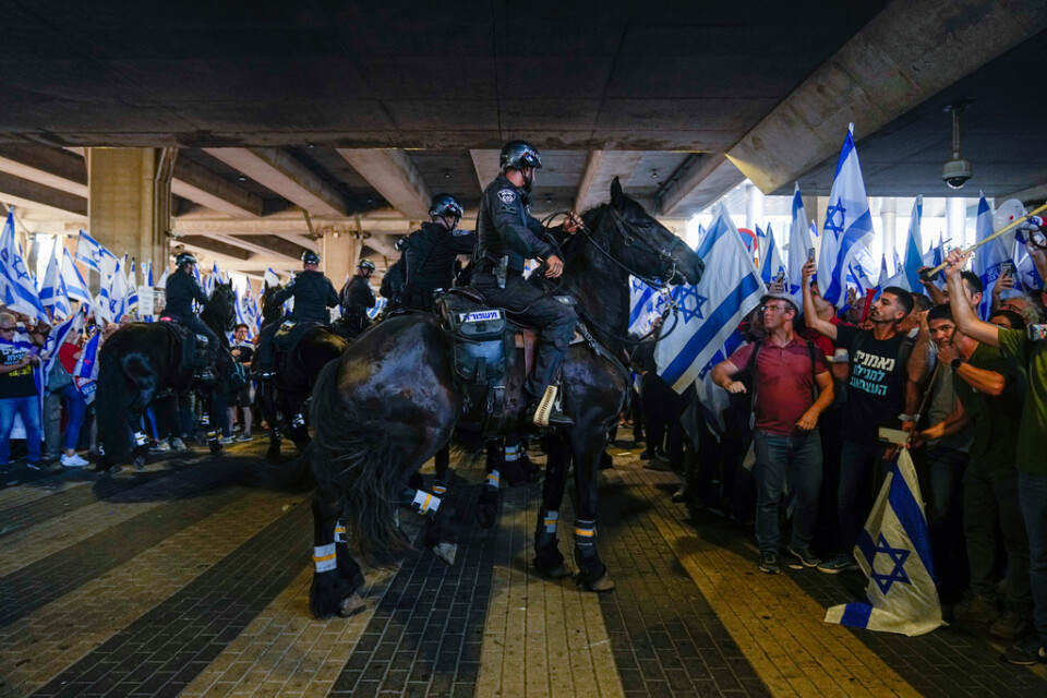 Ridande polis skingrar demonstranter som blockerar ingången till Ben Gurion-flygplatsen i Tel Aviv.